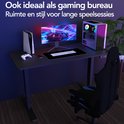 Zwart bureau ingericht als gaming bureau met gaming pc, monitor, console en gaming stoel.