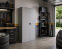 Grijze metalen archiefkast in een garage met gereedschap en auto.