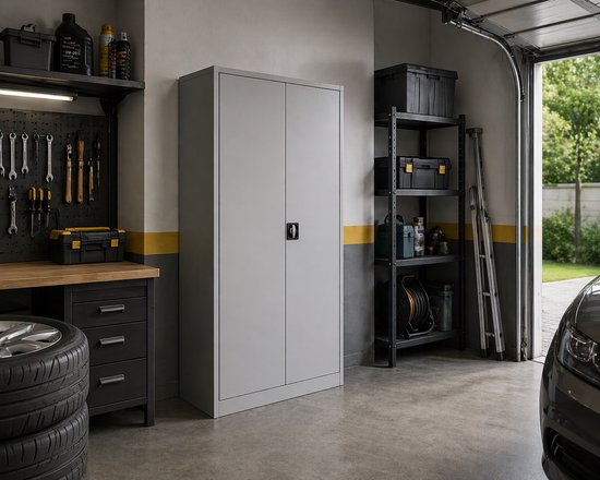 Grijze metalen archiefkast in een garage met gereedschap en auto.