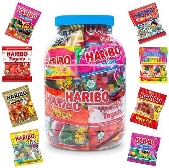 Grote transparante pot gevuld met diverse zakjes Haribo snoep, omringd door losse zakjes.