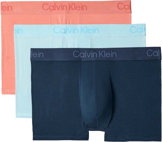 Drie Calvin Klein boxershorts gestapeld: koraalroze, lichtblauw en donkerblauw met Calvin Klein logo op de band.
