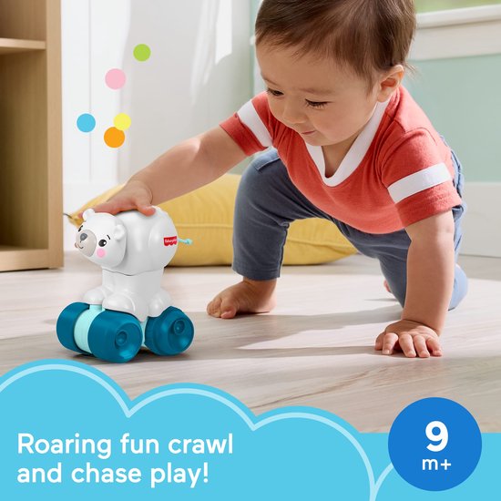 Baby met oranje shirt speelt met een witte Fisher-Price beer op blauwe wielen. Tekst: 'Roaring fun crawl and chase play!'