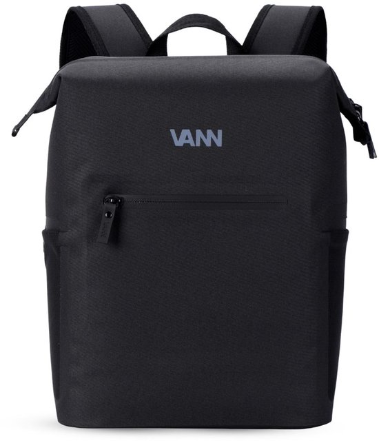 Sac à dos VANN noir avec poche zippée et poches latérales, photographié sur fond blanc.