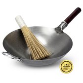 Handgehamerde wok van koolstofstaal met houten handvat en bamboe wokborstel. "PREMIUM QUALITY" zegel zichtbaar.