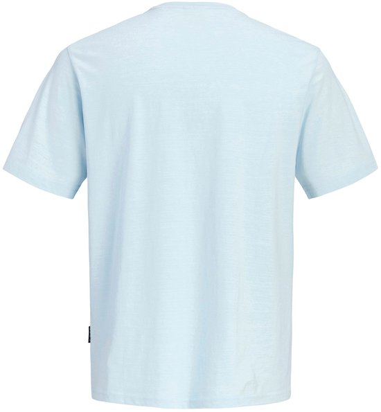 Lichtblauwe t-shirt, van achteren gezien, met zwart label op de achterkant van de linkermouw.