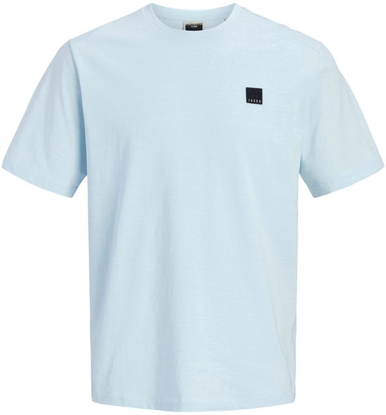 Lichtblauwe t-shirt met zwart label op de linkerborst, vanuit de voorkant.