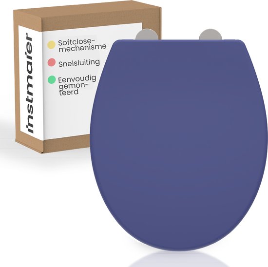 Een indigo blauwe toiletbril van duroplast, naast de verpakking. Met softclose mechanisme en snelsluiting.
