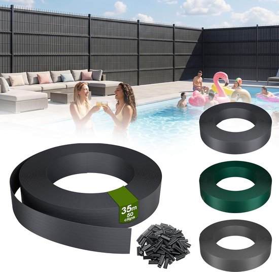 Een rol antraciet privacy strip van 35 meter met 50 clips, naast een zwembad met feestende mensen.