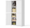 Witte metalen archiefkast met vier deuren, deels geopend, met een boormachine, gereedschap, vloeistoffen en opbergdozen.