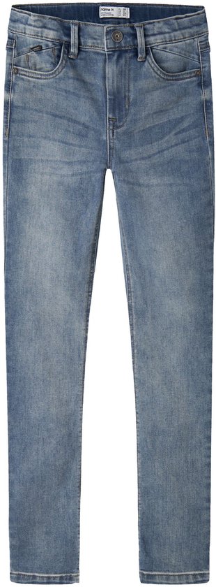 Jongens skinny jeans in medium blue denim, hangend opgehangen.