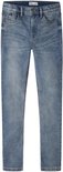 Jongens skinny jeans in medium blue denim, hangend opgehangen.
