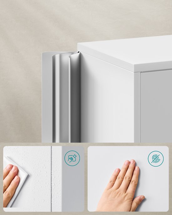 Detail van een zilverkleurige metalen kast met strakke lijnen. Toont schoonmaak met een doek en waterdruppels, en een vingerafdruk-vrij oppervlak.