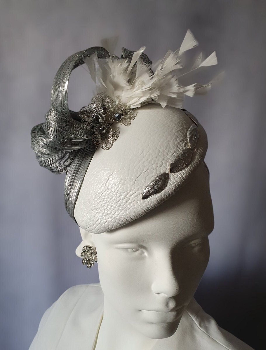Creaciones Hoeden Collectie – Fascinator – Natuurlijk leer wit/zilver – Abaca-zijde en kalkoenveren – Universele maat – Handgemaakt en Uniek
