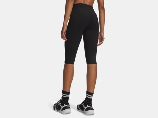 Legging de sport capri pour femme en noir, vue de dos.
