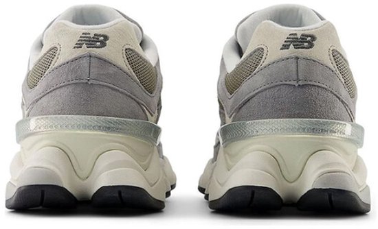 Achterkant van grijze New Balance 9060 sneakers met beige en zwarte accenten.
