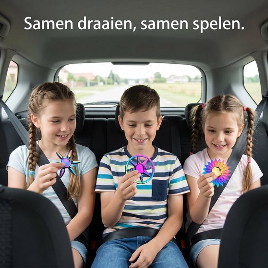 Drie kinderen in de auto houden kleurrijke fidget spinners vast. Een jongen in het midden met een ster-spinner, een meisje links met een stervormige spinner, een meisje rechts met een bloem-spinner.