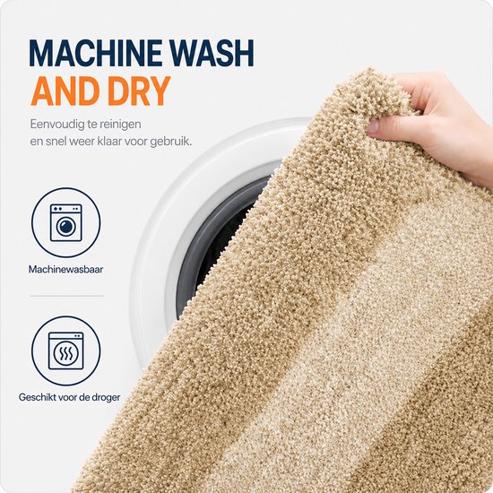 Een beige badmat wordt in een wasmachine geplaatst. Tekst 'Machine Wash and Dry'. Makkelijk te reinigen.