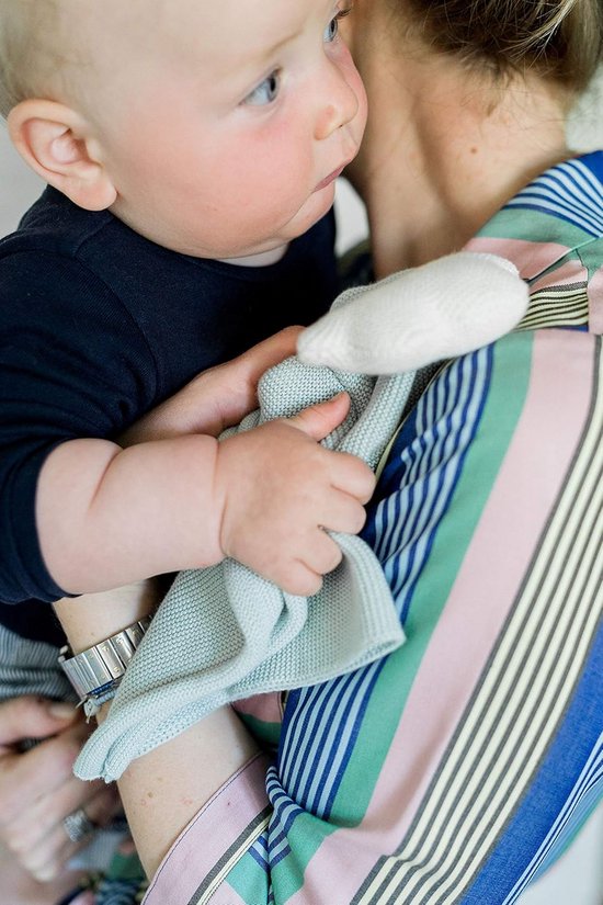 Kindsgut Cuddly cloth with rattle made from 100% Oeko-Tex certified cotton, subtle colours and simple design, ideal for on the go or cuddle, cloud van Kindsgut — afbeelding 2