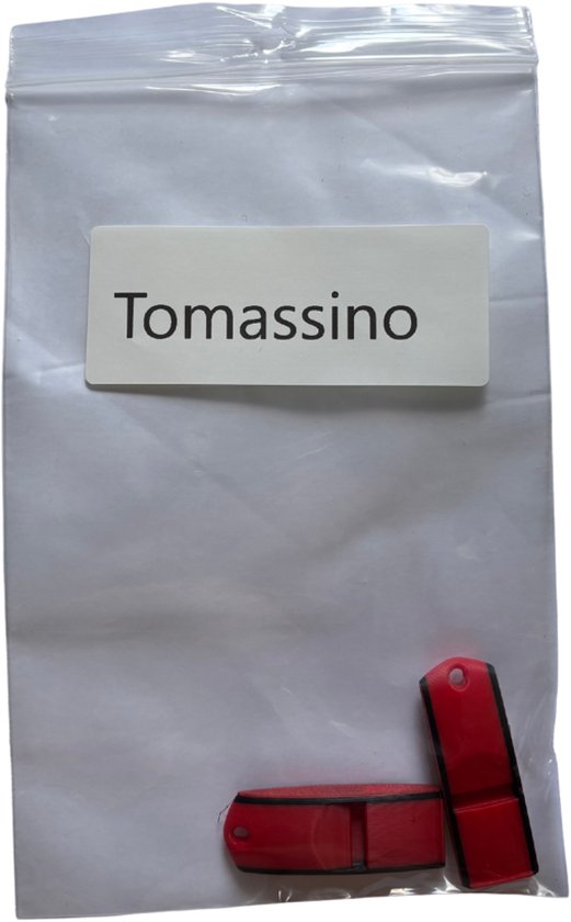 Twee rode Tomassino noodfluitjes in een plastic zakje.