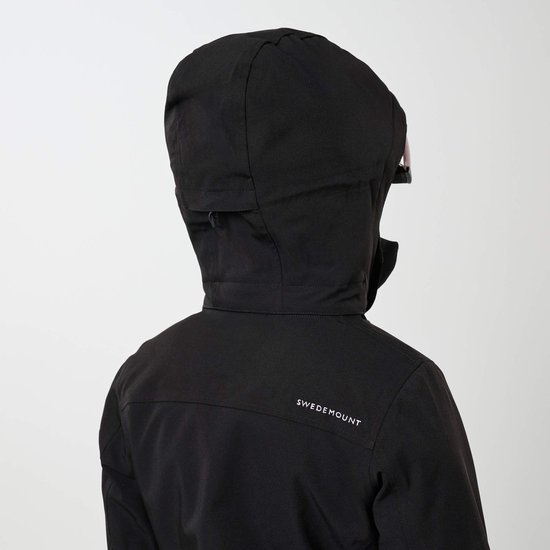 Achterkant zwarte ski-jas met capuchon op, 'SWEDEMOUNT' logo op de rug.