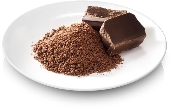 Een witte schotel met cacaopoeder en twee stukken pure chocolade.