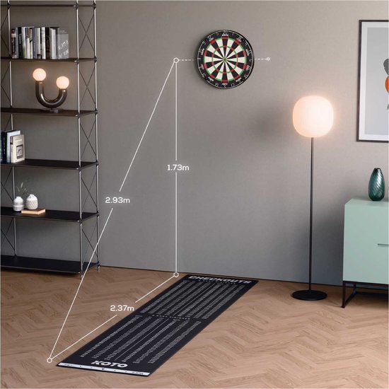 Een KOTO dartbord hangt aan de muur in een woonkamer met een vloerbeschermer.