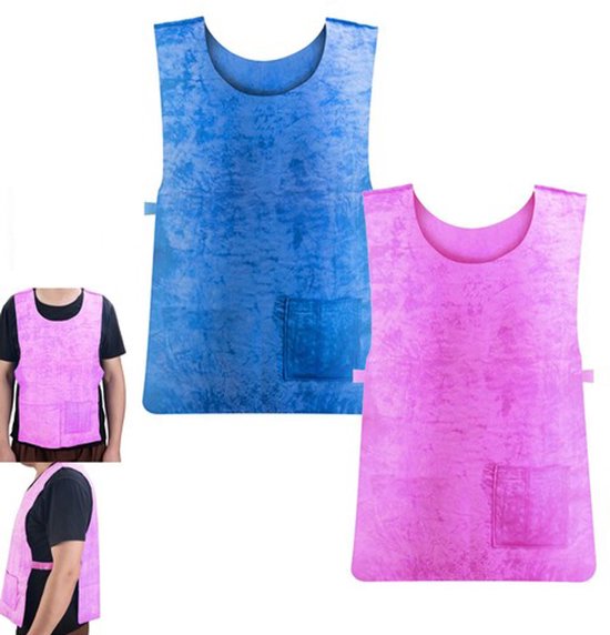 Blauw en roze koelvest met verkreukeld patroon. Klein blauw vest wordt gedragen door model.