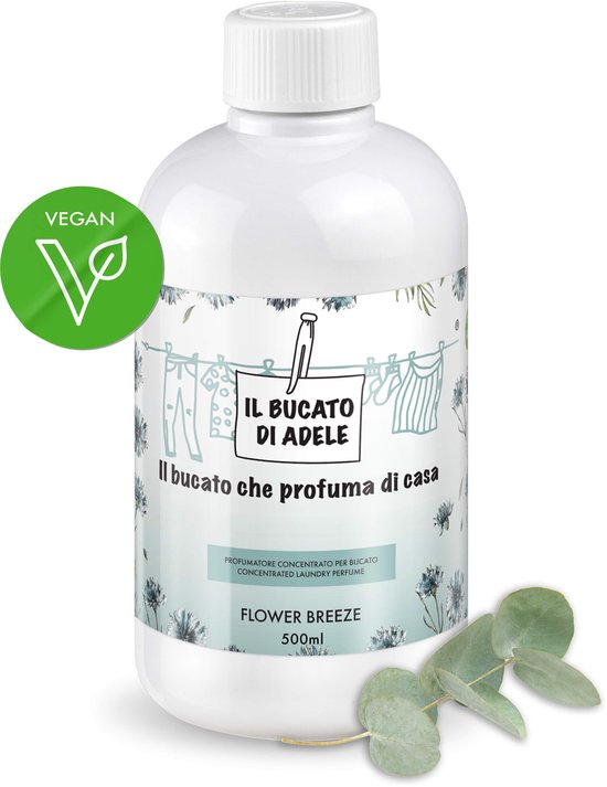 Witte fles Il Bucato di Adele 'Flower Breeze' 500ml met vegan logo en groene takjes eucalyptus.
