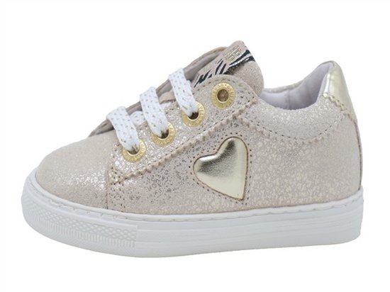 Lichtgouden glitter sneaker met witte veters, gouden hartje en zebraprint op de tong.
