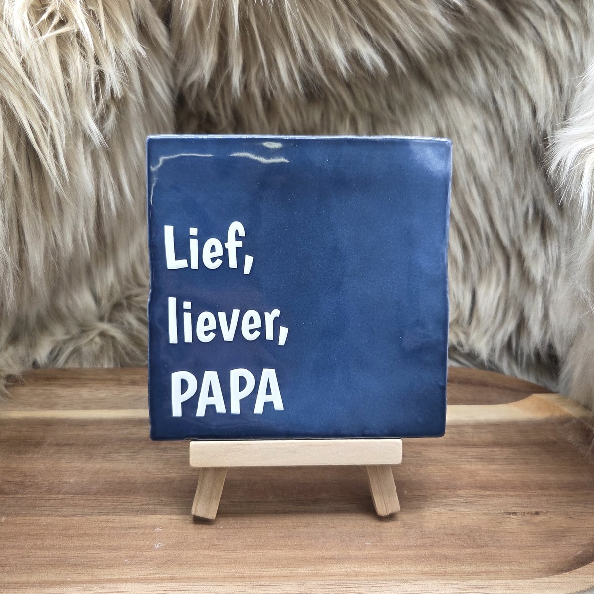 Robuust Wenstegeltje “Lief, Liever, Papa” – Lief Cadeau tegeltje – Trendy nu – Vaderdag – Papa – Familie – Gezin – Zomaar – Cadeau – Incl standaard - Ingepakt cadeauverpakking - Cadeau tip
