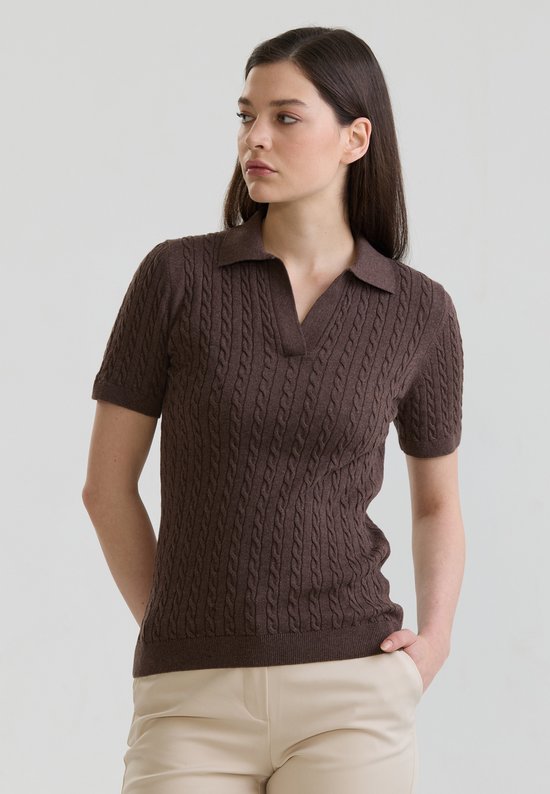 Polo marron pour femme à manches courtes, col en v et motif torsadé.