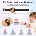 Gedetailleerde maten van een zwarte armband met dinosaurus. Kind draagt de armband, 22 cm lang, 1.6 cm breed.