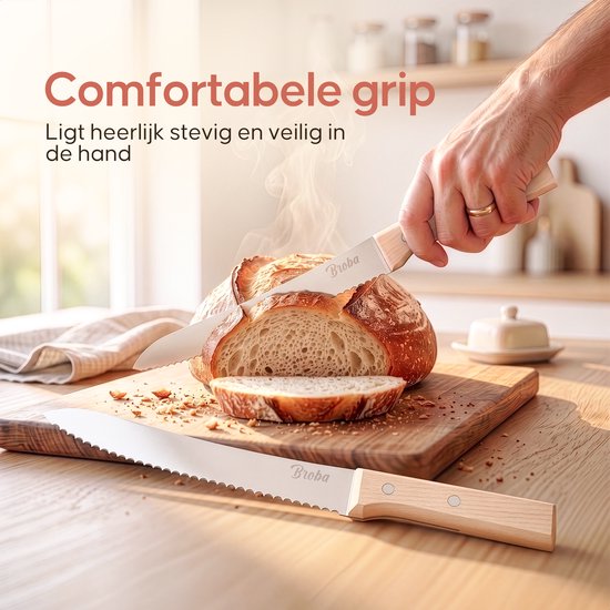 Hand wordt geholpen door een Broba broodmes met houten handvat dat stoom uit een vers gesneden brood snijdt. "Comfortabele grip"