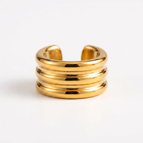 Gouden earcuff met drie horizontale groeven, glanzend gepolijst.