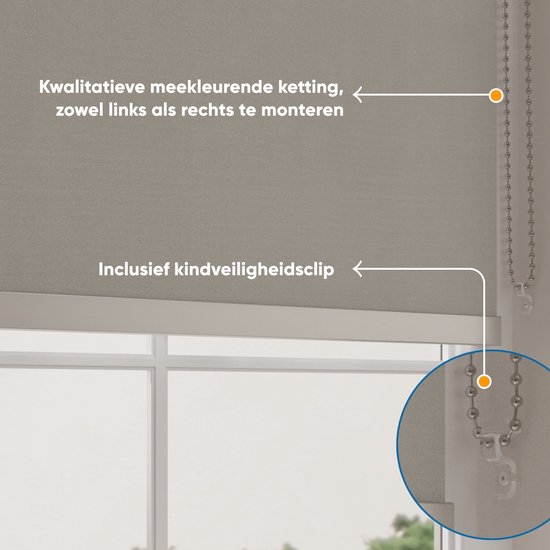 Gros plan du côté d'un store enrouleur gris clair avec une chaîne grise et un clip de sécurité enfant.