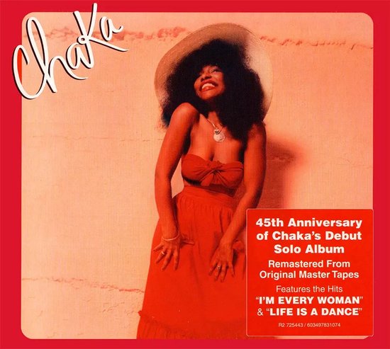Chaka Khan in een rode jurk, met een grote hoed. 45ste verjaardag editie.