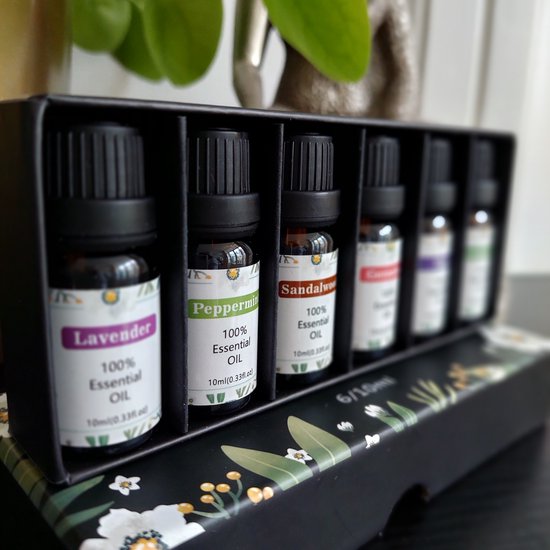 Zes flesjes etherische olie in een geschenkverpakking. Flesjes met Lavendel, Pepermunt, Sandelhout.