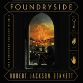 Boekomslag van 'Foundryside', met een figuur in de schaduw die uitkijkt over een stad in brand. De tekst luidt 'Foundryside' en 'Robert Jackson Bennett'.