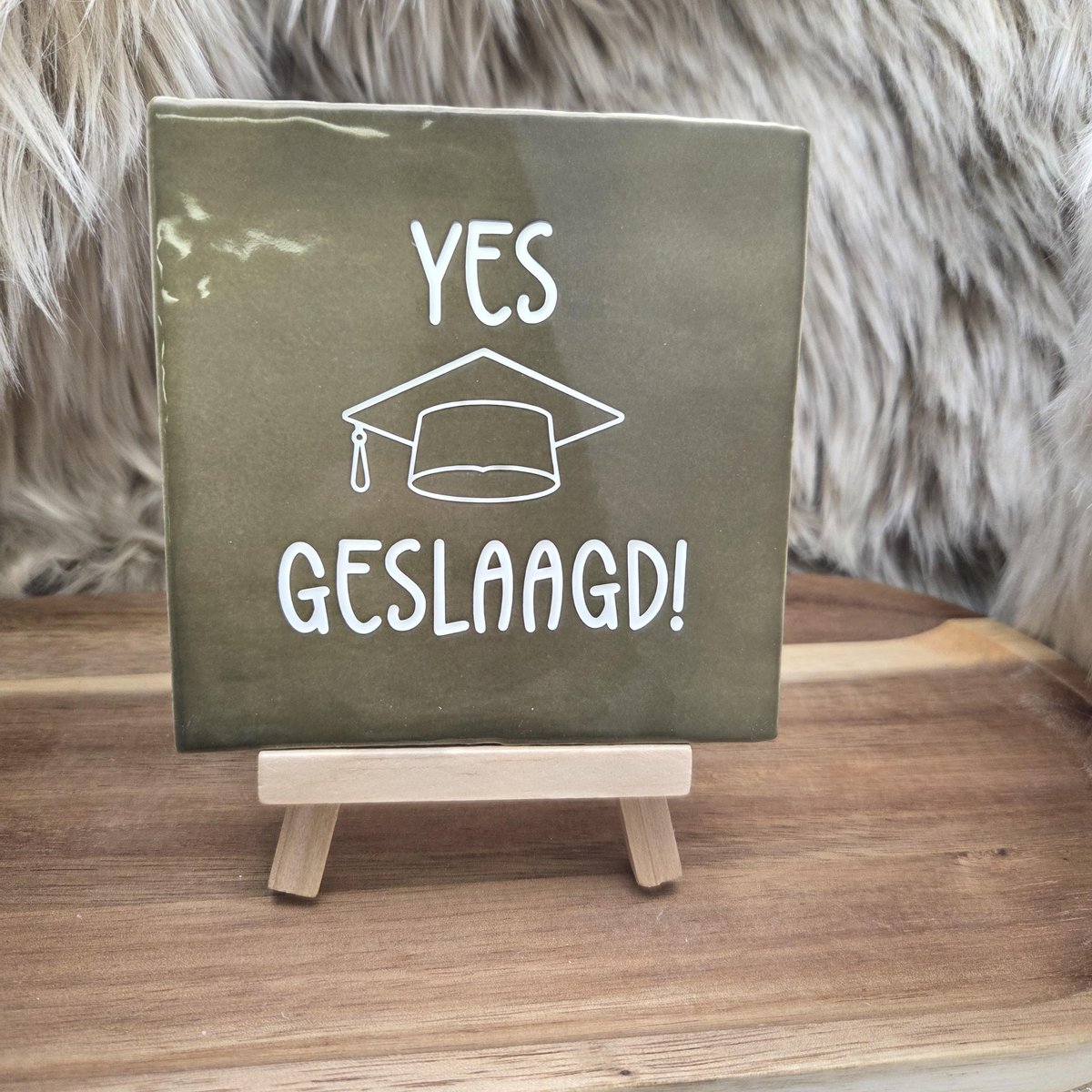 CreaCraft Robuust Wenstegeltje Yes Geslaagd! – Cadeau voor Geslaagde – Decoratief Aandenken – Wenstegeltje – Trendy nu – Decoratief Tegeltje met Standaard – Cadeau Idee Olijfgroen/Wit