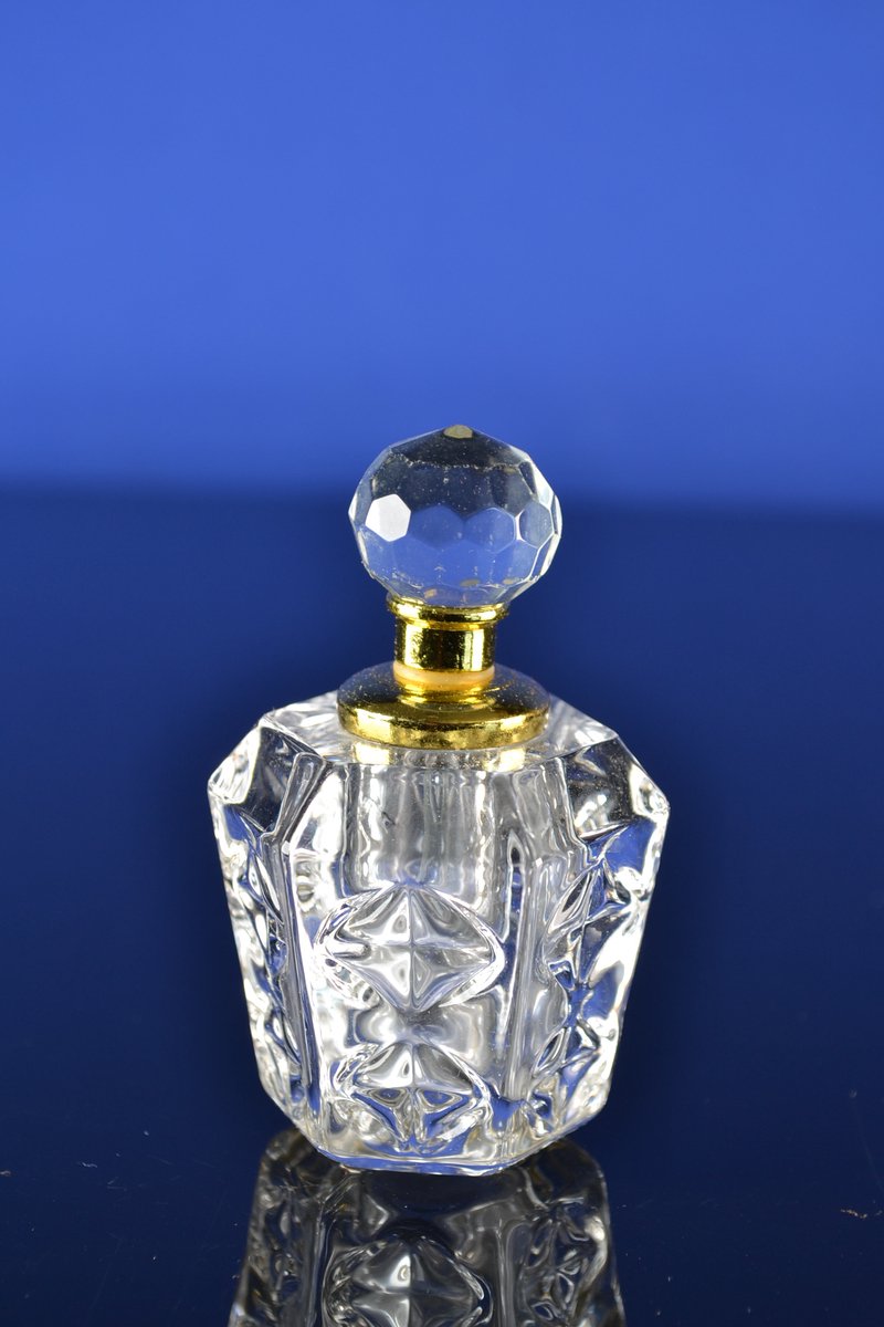 Luxe Kristallen Parfumflesje met Gouden Details