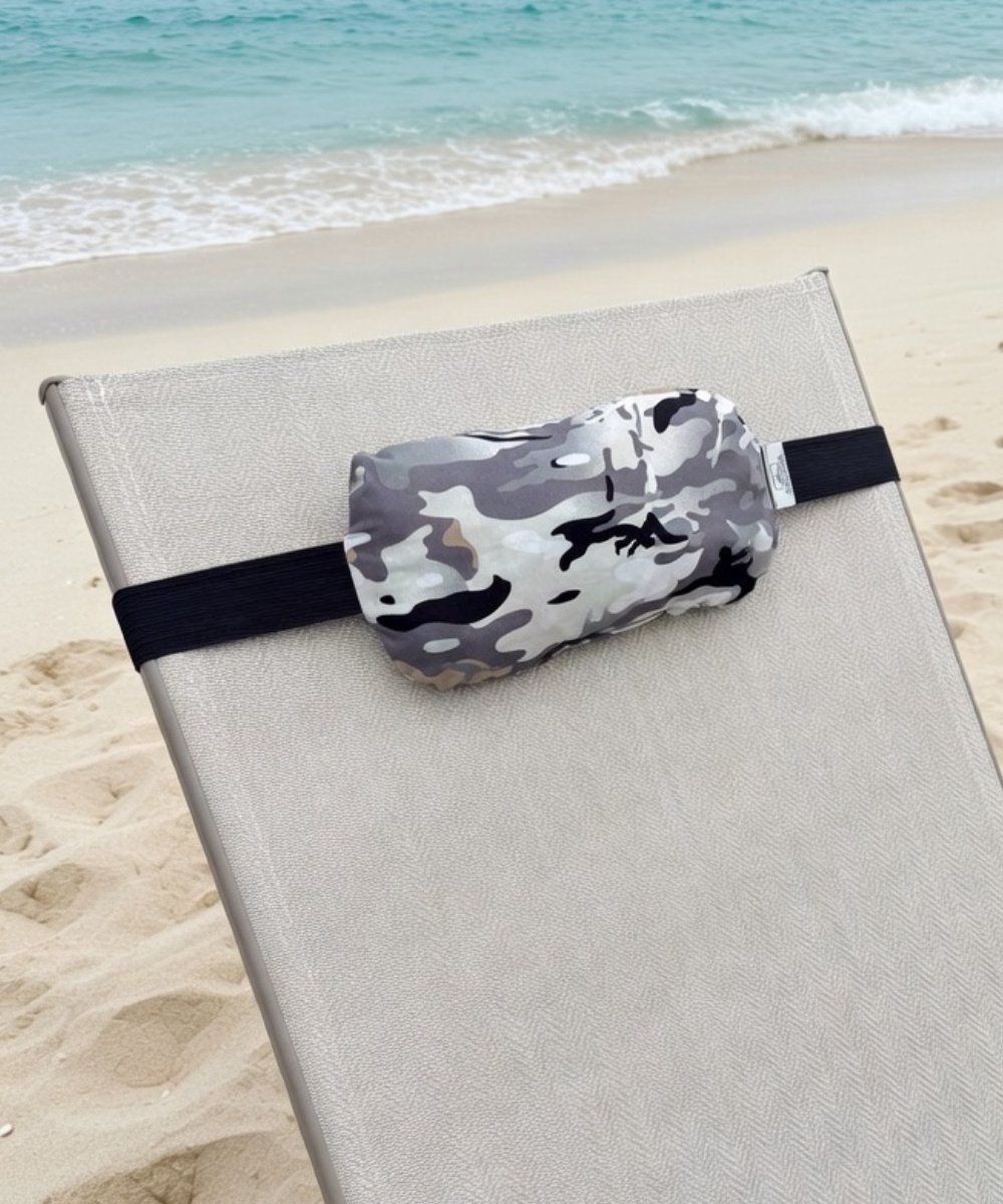 Beachcloud Normandy Strand Handdoek Elastiek met Katoenen Kussen – Voor Strandbed & Ligbed – Legerprint met Zwarte Handdoekelastiek