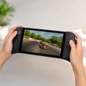 Handen die een zwarte Nintendo Switch met gripcase vasthouden tijdens het spelen van een racegame.