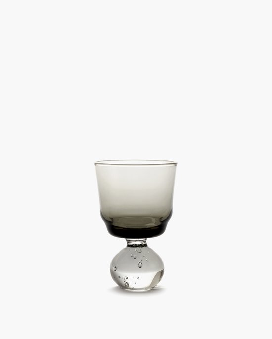 Verre à eau gris avec un pied transparent en forme de sphère avec des bulles d'air.