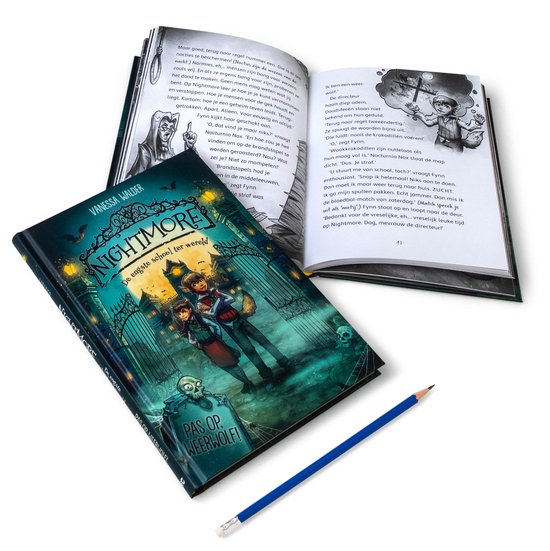 Een kinderboek met de titel Nightmare, opengeklapt. De kaft toont een griezelig kasteel. Binnenin staan illustraties met tekst.