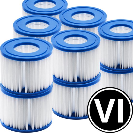 Een stapel van acht witte, geplooide zwembadfilters met blauwe boven- en onderranden.