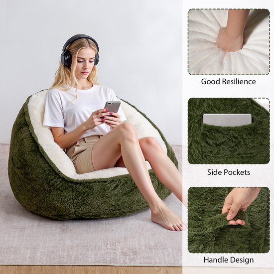 Een vrouw met koptelefoon en telefoon zit in een groene avocadovormige zitzak, met details over de veerkracht en zakken.