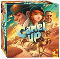 De doos van het bordspel Camel Up met op de voorgrond rennende kamelen en op de achtergrond woestijn, palmbomen en mensen.
