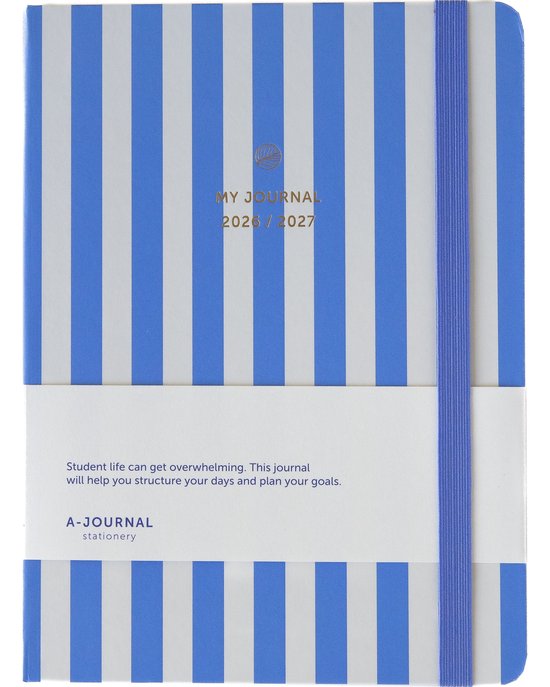 Blauwe gestreepte agenda, A5 formaat, met een elastische band, de tekst 'MY JOURNAL 2026 / 2027' en een promotionele tekst.