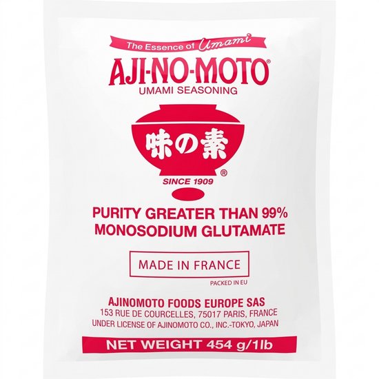 Witte verpakking met rode tekst "AJI-NO-MOTO UMAMI SEASONING". Purity greater than 99% Monosodium Glutamate. Made in France. Net weight 454 g/1 lb.