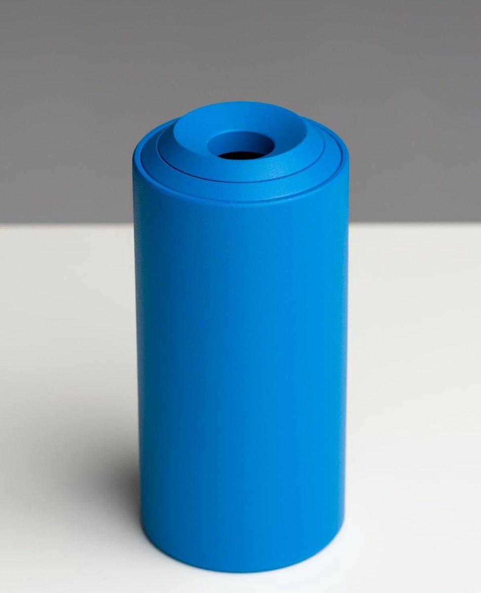 Design metalen vaas met verwisselbare aluminium ringen, moderne decoratieve vaas van gepoedercoat metaal, vaatwasmachinebestendig en krasbestendig, FLOARE van Siqual Design (lichtblauw, 17 cm)